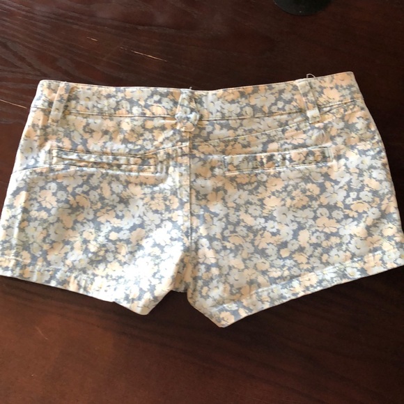 Volcom shorts - Picture 2 of 6